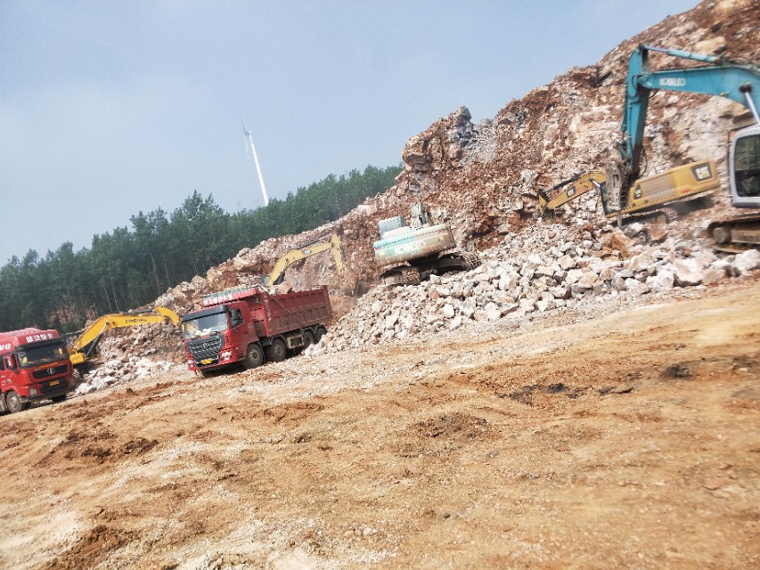 石场挖掘机大型施工现场,石场回填挖掘机怎么干活