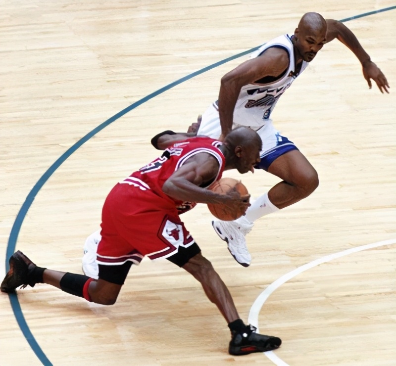 乔丹左手运球练习,乔丹胯下变向运球