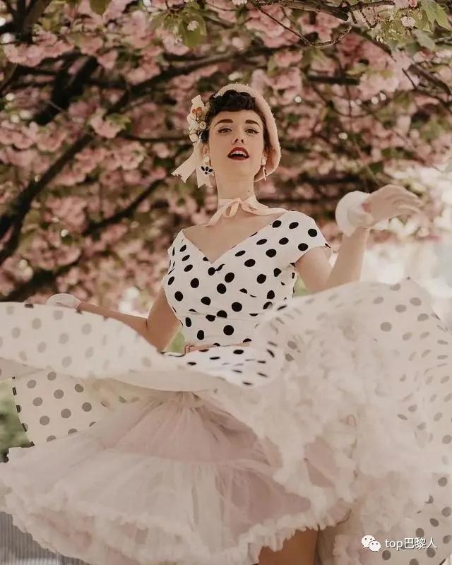 E*杯罩**,小蛮腰,复古装,这个法国小姑娘引发了一阵舔屏狂潮!