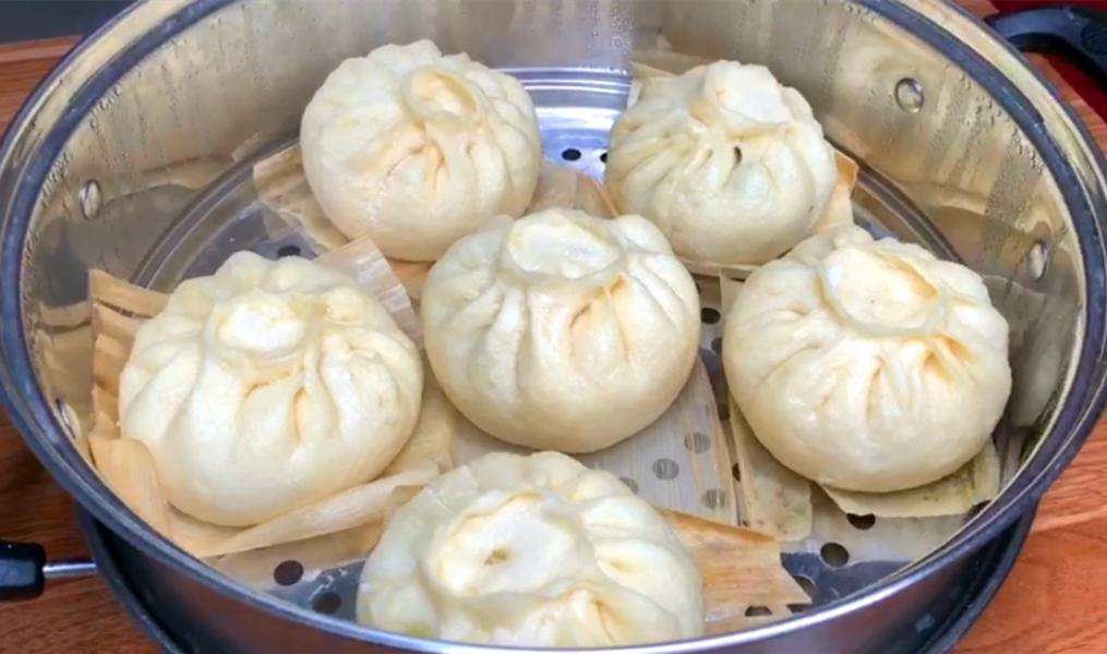 蒸包子怎么开锅蒸不塌皮不回缩,为什么蒸包子总有一两个包子回缩