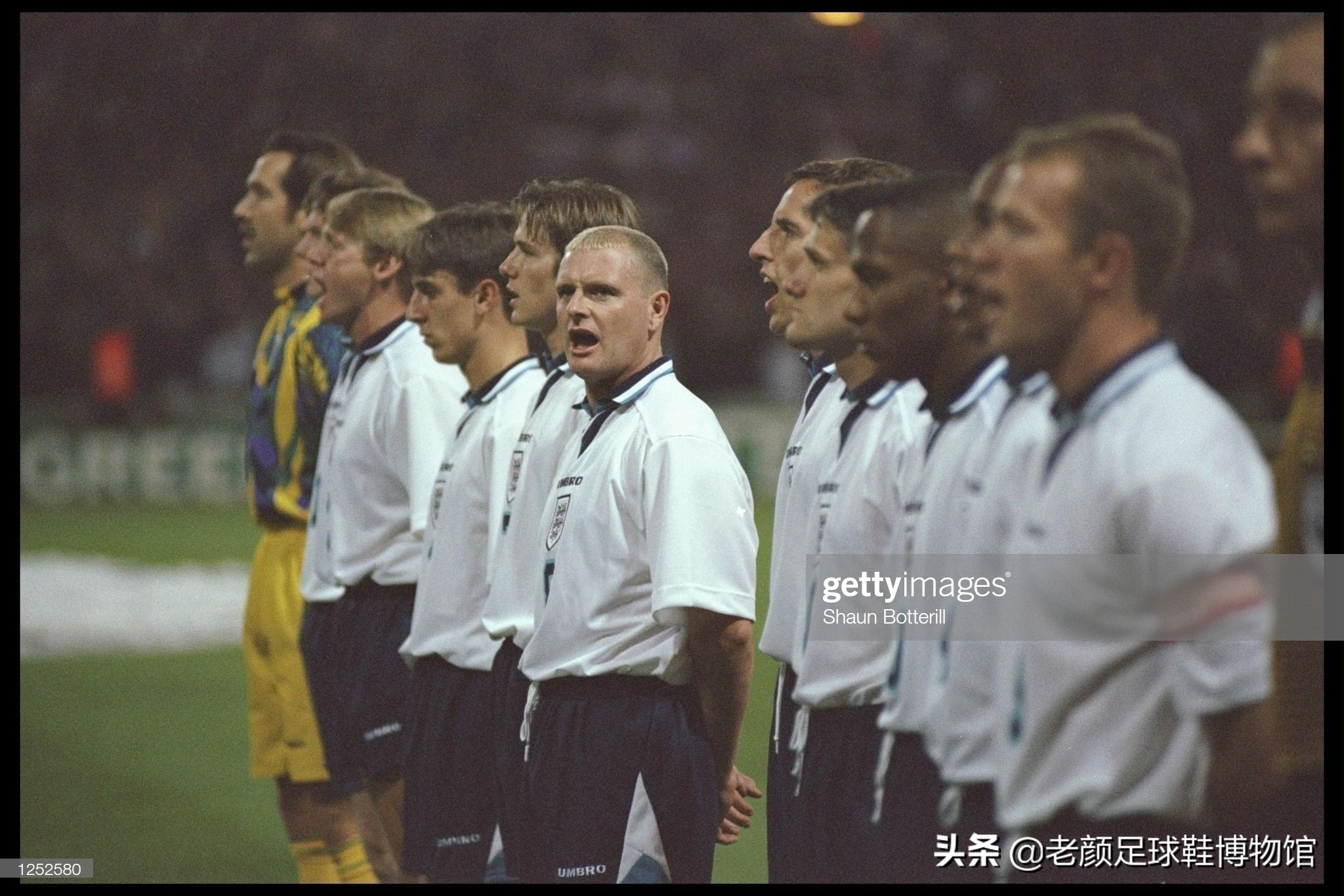 破产酒鬼的球鞋拍卖值6万，加图索的恩人名字成为香港路名