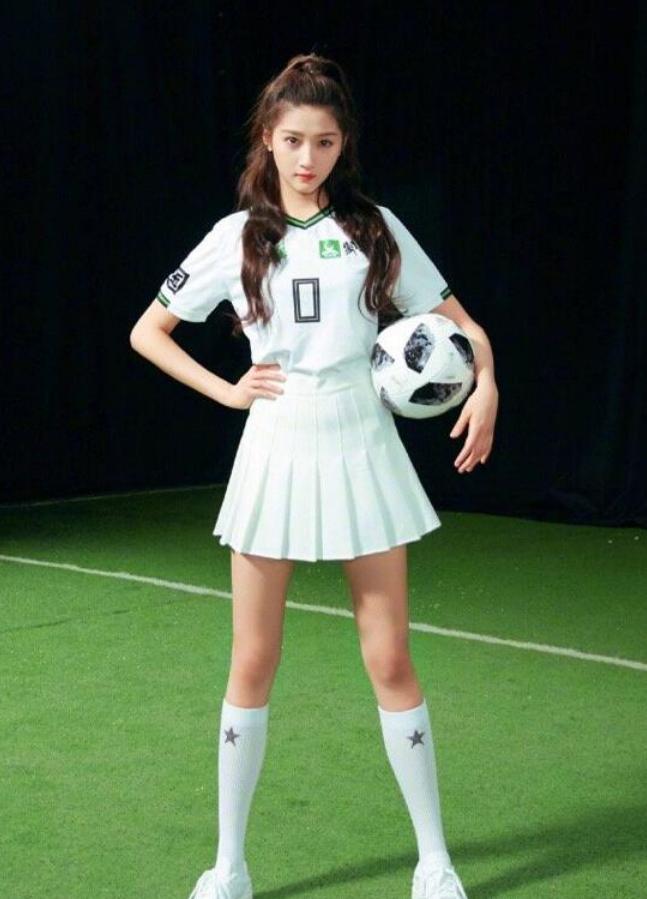 关晓彤足球照片,有种发育过猛叫宋雨琦