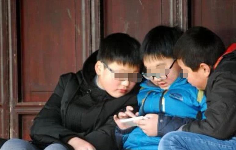 小学生私下组建QQ群“不良信息”太大父母看到聊天记录浑身颤抖