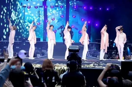 他们征服了这被世人铭记的传奇音乐圣殿，再次创造K-pop新历史