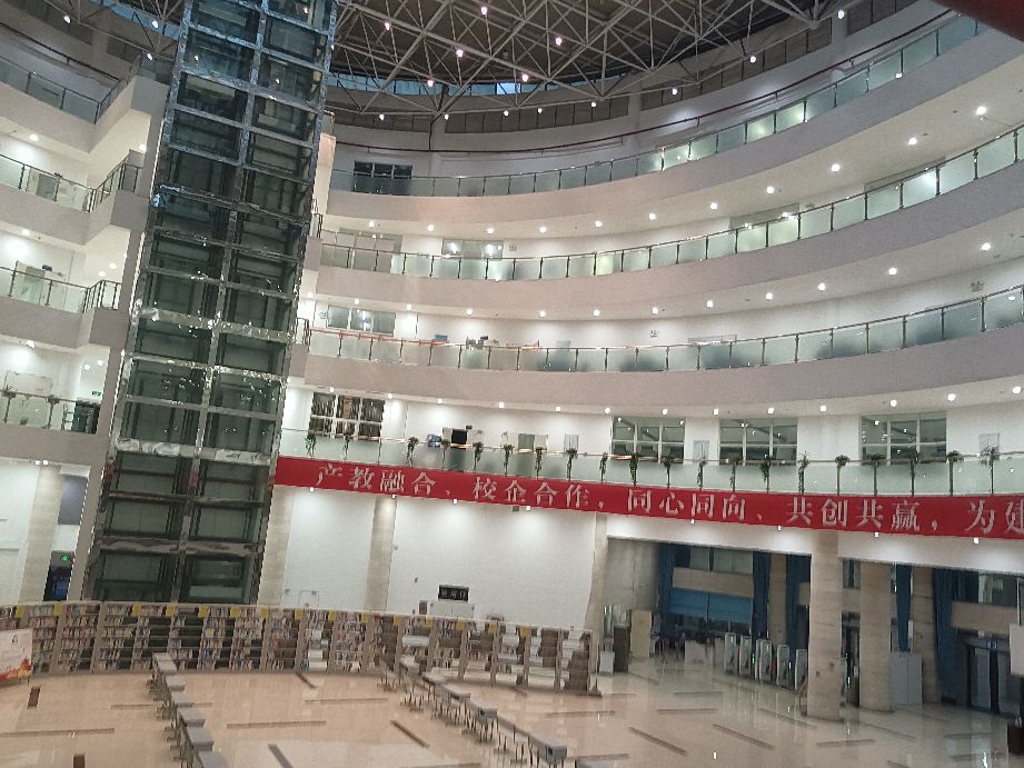 领导与学生雨天军训,雨天的军训