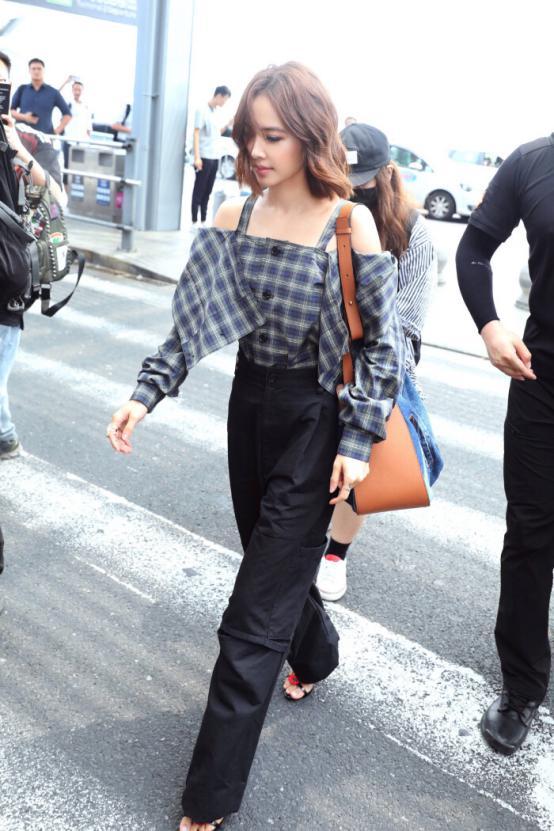 蔡依林礼服肩带,蔡依林台北开唱穿深v装