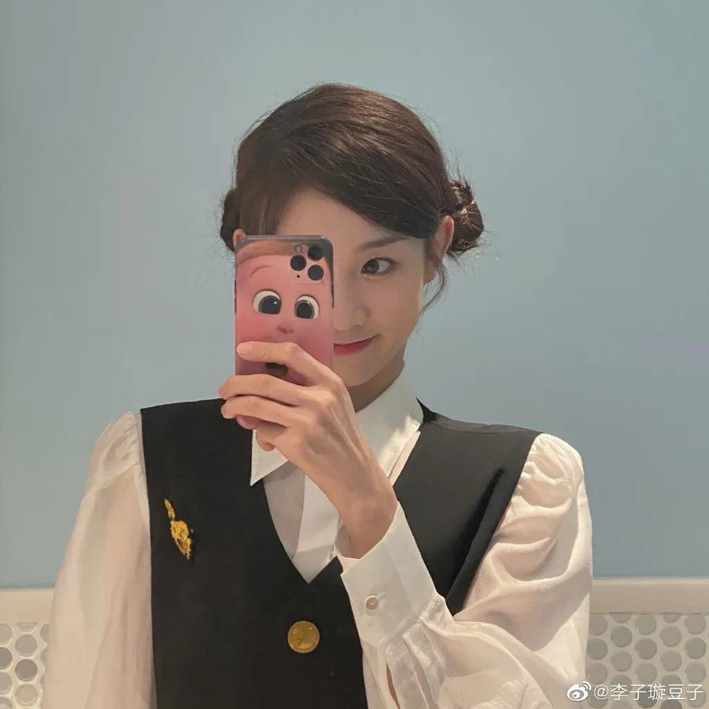 超减龄穿搭法则被杨超越狠狠拿捏,杨超越水手服穿搭