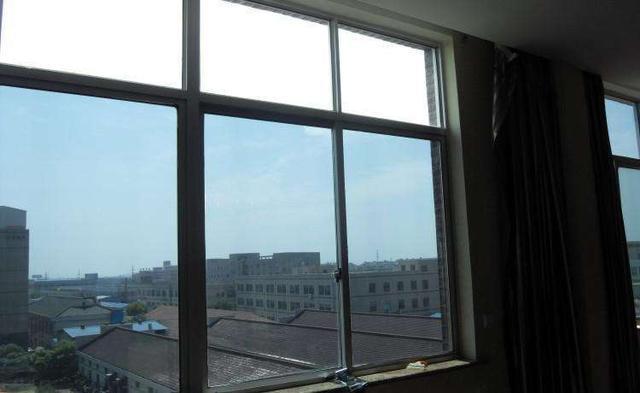 头次见邻居家不再挂窗帘了，竟然贴层窗户膜，看完我也回家学