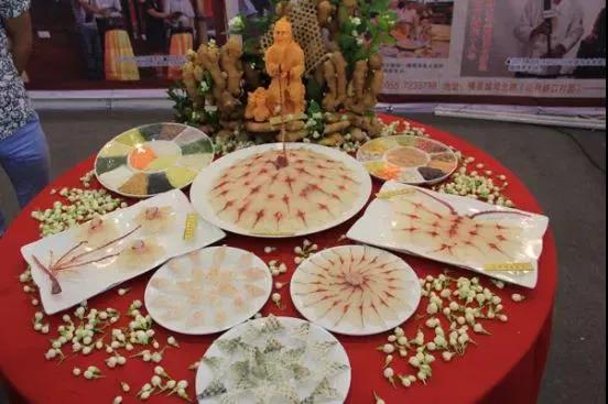 横县鱼生二十四种配料,舌尖上的广西横县鱼生第一刀