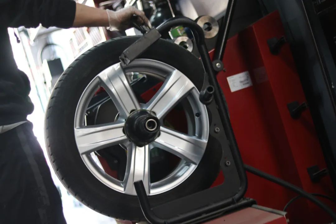 奔驰w221升级新款w222s450外观,老款奔驰w211e260翻新整备