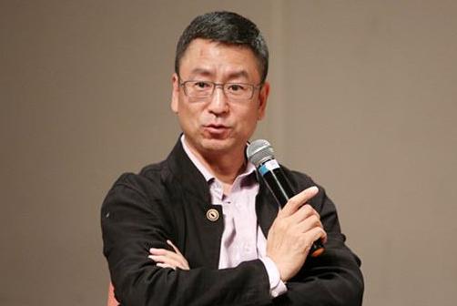 央视白岩松：被自杀拒天价死守央视，今又因国籍风波“败”给儿子