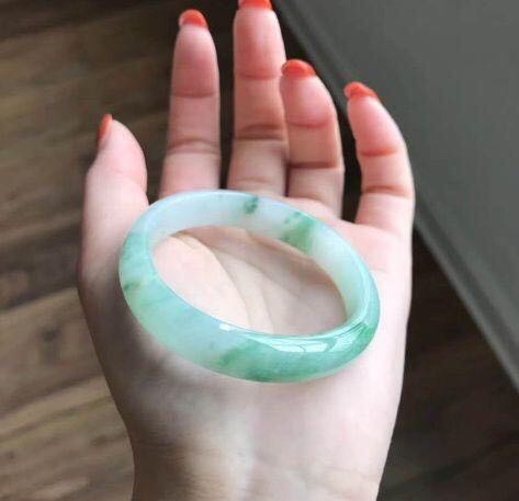 切翡翠原石做手镯过程,翡翠手镯从原石到成品的全过程