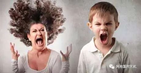 一小孩扔凳子砸老师,小孩扔凳子发脾气怎么教育