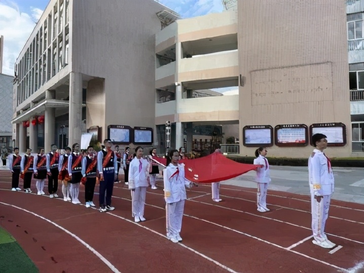 升旗仪式护旗手发言稿,第十周升旗仪式