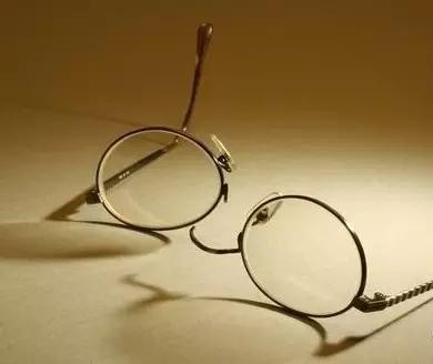 眼镜断了是什么征兆,纯钛的眼镜断了怎么办