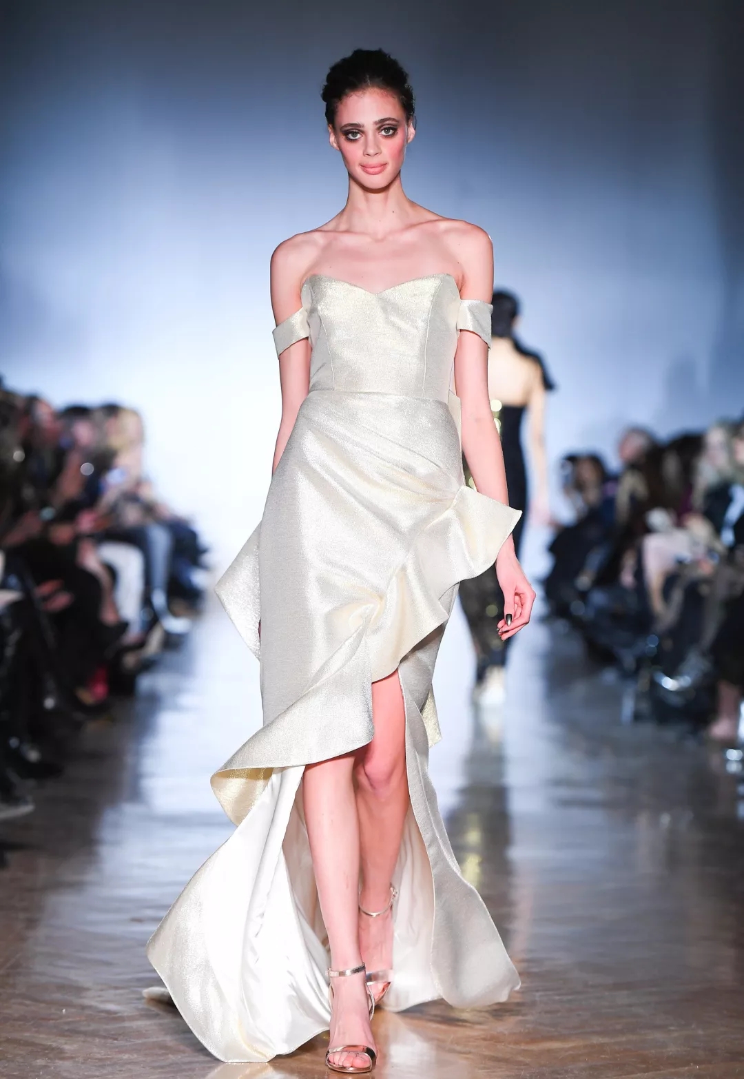 夏天有这条裙子万事足，穿上简洁又美好，绝对人群中一股清流