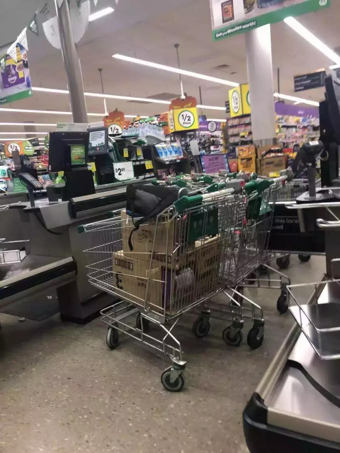 墨尔本华人区9秒视频：大爷大妈用身体扑倒补货车，老外全懵了！