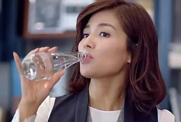 法国矿泉水冠军:依云在中国30年,为何至今无人能撼动其地位?