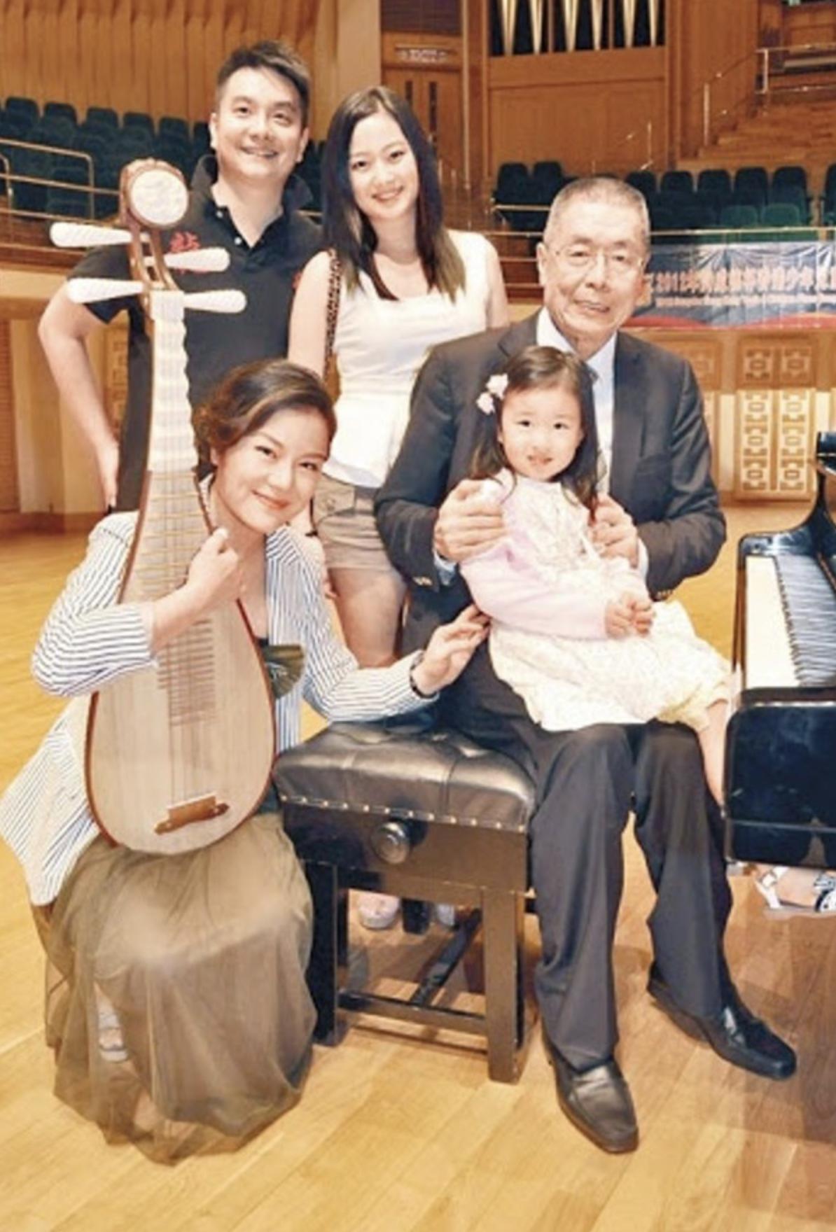 83岁钢琴家刘诗昆为2岁女儿庆生,83岁刘诗昆为爱女庆生