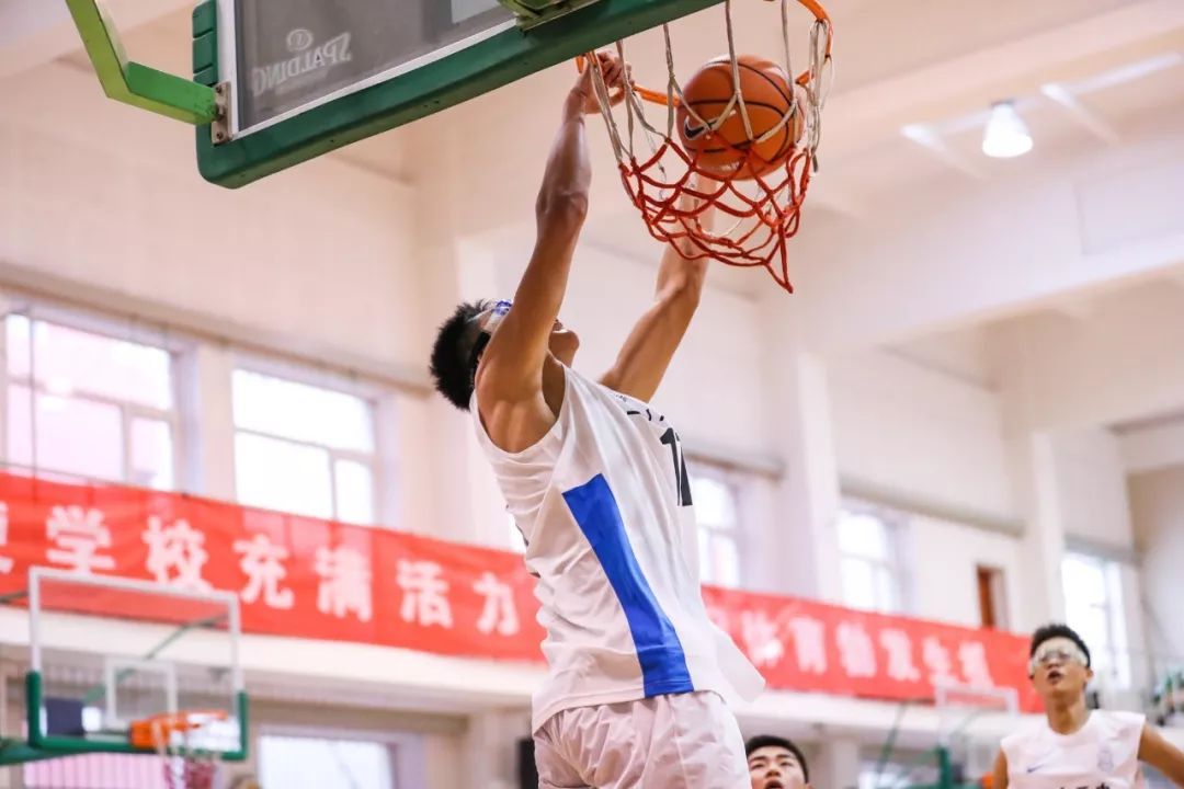 新·十六强齐亮相高中赛场惊现*力暴**隔扣丨18-19耐克高中联赛