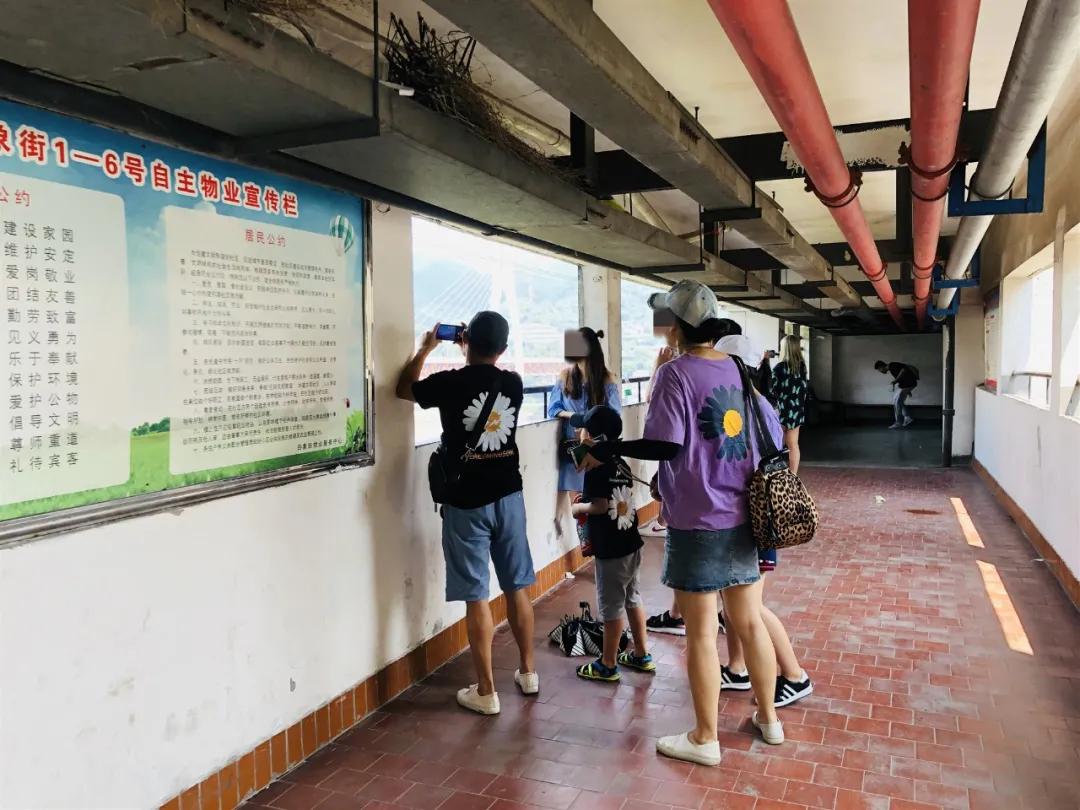 重庆这个24层没有电梯的高楼！直逼40℃的天气仍然有人前来打卡