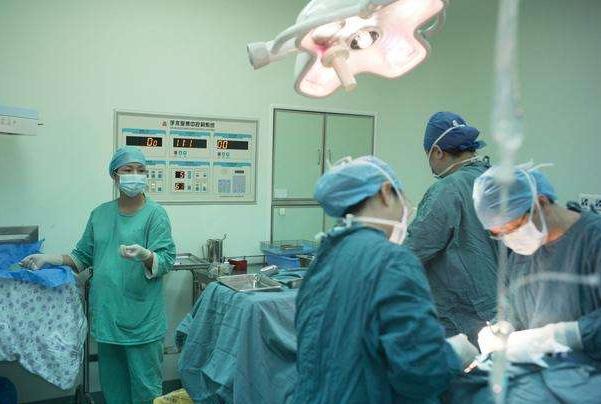 产妇要求剖腹产要通知医生吗,产妇分娩时要不要先拉大便