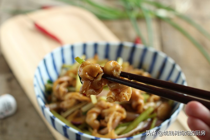 一条鱼就一个，十块钱炒一大盘，香辣软糯，解馋、美容一举两得