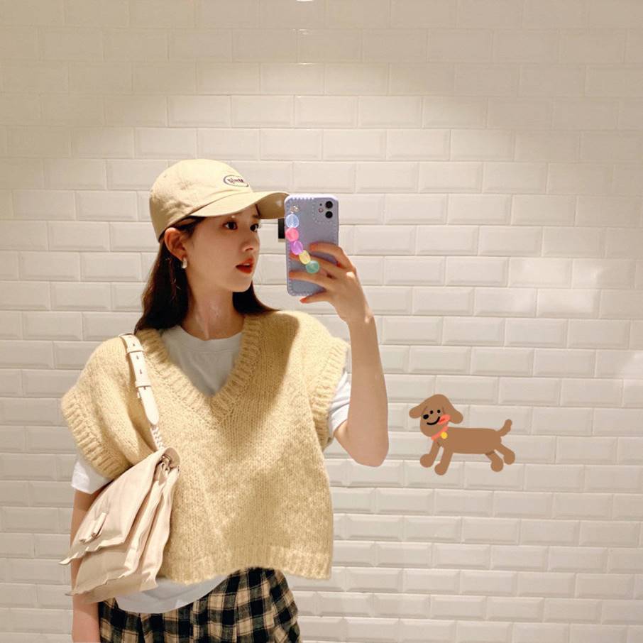 白鹿的冬季穿搭走的“乖乖女”路线，卡其色棉袄配紧身裤，很耐看