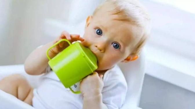 戚薇给女儿喝的矿泉水有什么好,戚薇给女儿冲奶粉多少钱