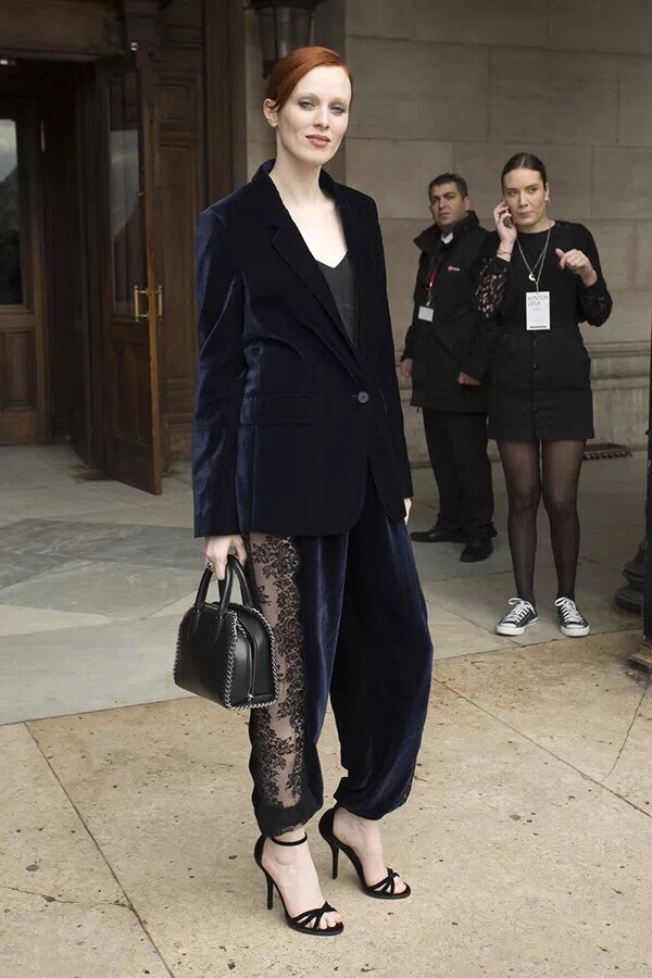 军嫂张馨予穿粉裙尽显娇艳,升级辣妈