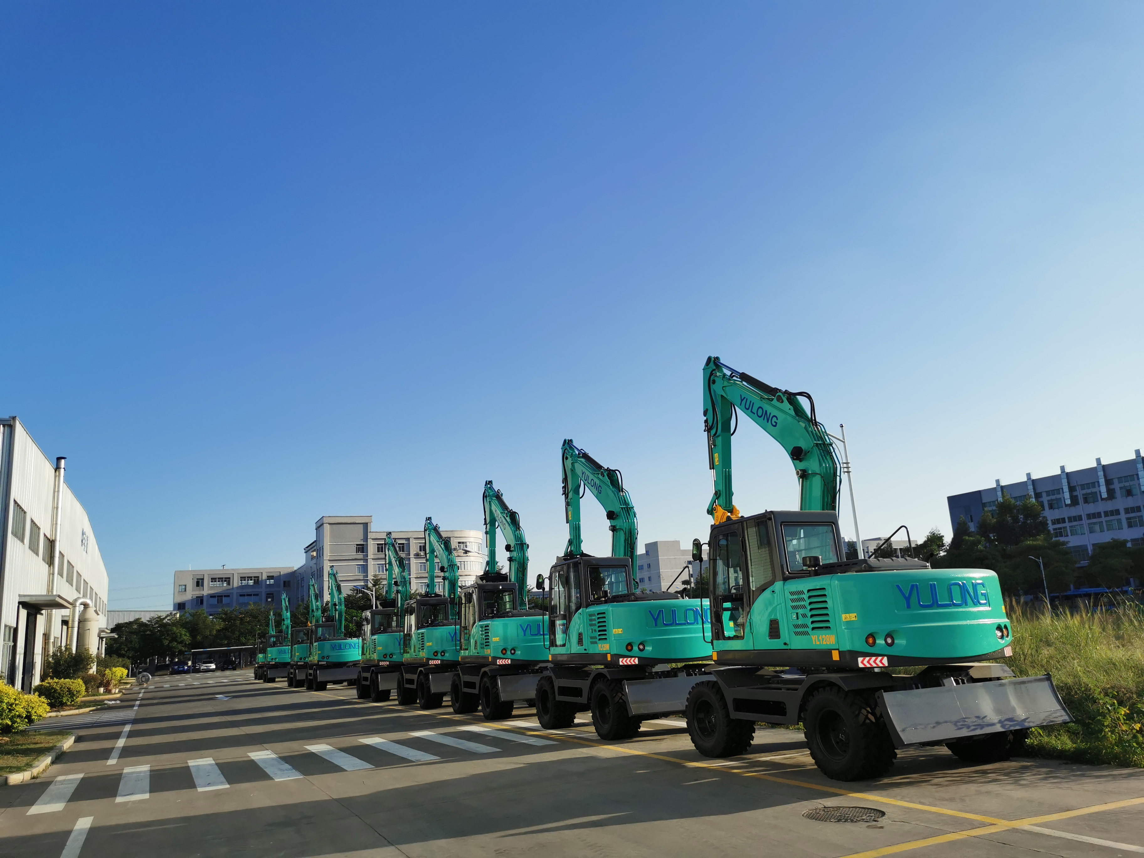 买挖掘机和开挖掘机,挖掘机是租用好还是自己买好