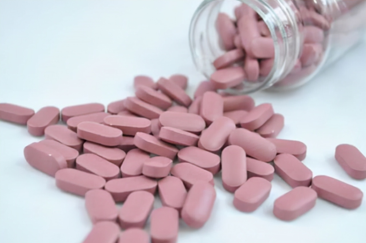 一名52岁的女性每天吃一片叶酸,45岁女性每天吃一粒叶酸的危害