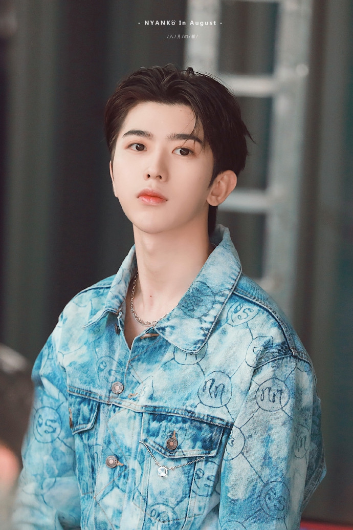 蔡徐坤活动牛仔衣,蔡徐坤牛仔外套最新照片