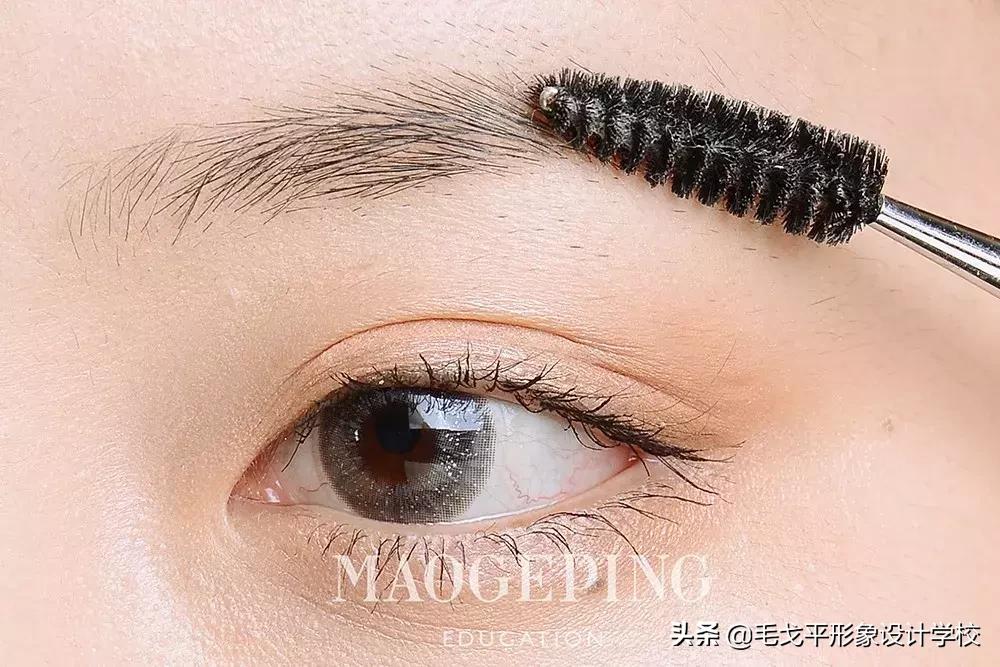 圆脸妹子怎么化妆才显脸小呢,圆脸女生怎样化妆才能显得好看