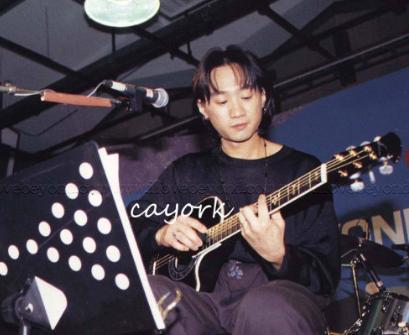 31岁黄家驹跌落舞台身亡，前女友灵前大哭，胞弟：少猫哭耗子