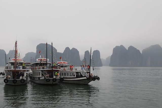 这里虽然风景如画人们生活的却很凄惨没日没夜的追着大船讨生活