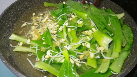 油泼面好吃做法简单健康营养,油泼面的家常做法简单的