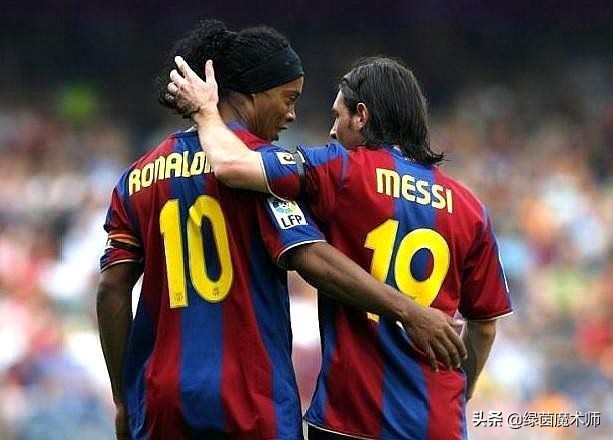 足球精灵罗纳尔迪尼奥巅峰时刻,足球巨星罗纳尔迪尼奥的高光时刻