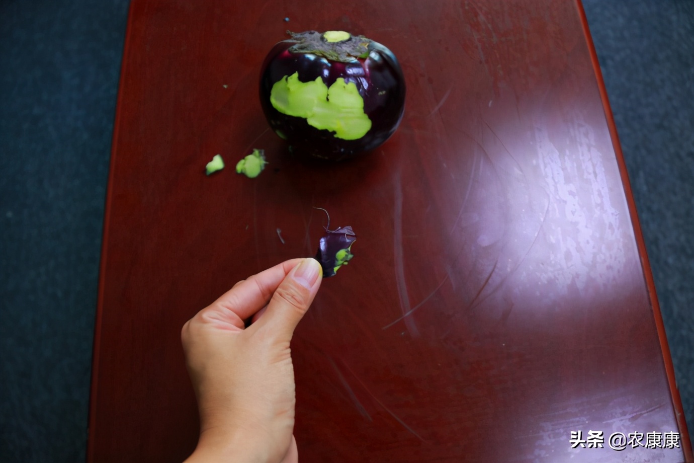 茄子削皮之后是白色还是绿色 (茄子要加保鲜膜吗)