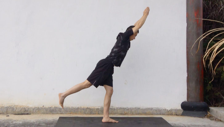 瑜伽半蝗虫式腿抬不起来怎样练,瑜伽体式站立单腿向上起不来