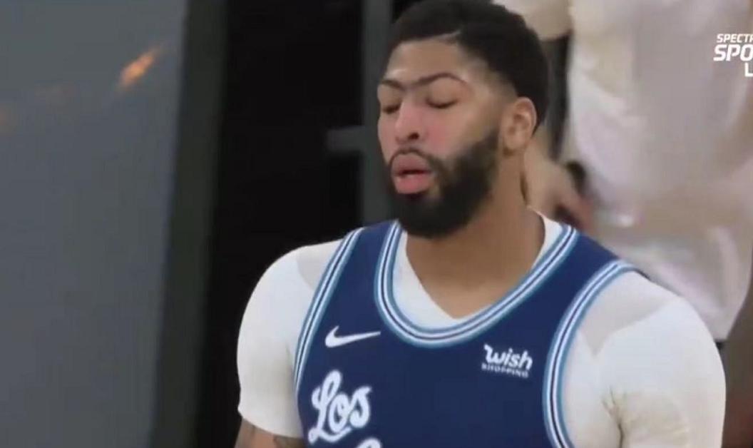 湖人30分大逆转小牛,湖人大胜狂砍150分詹姆斯砍多少