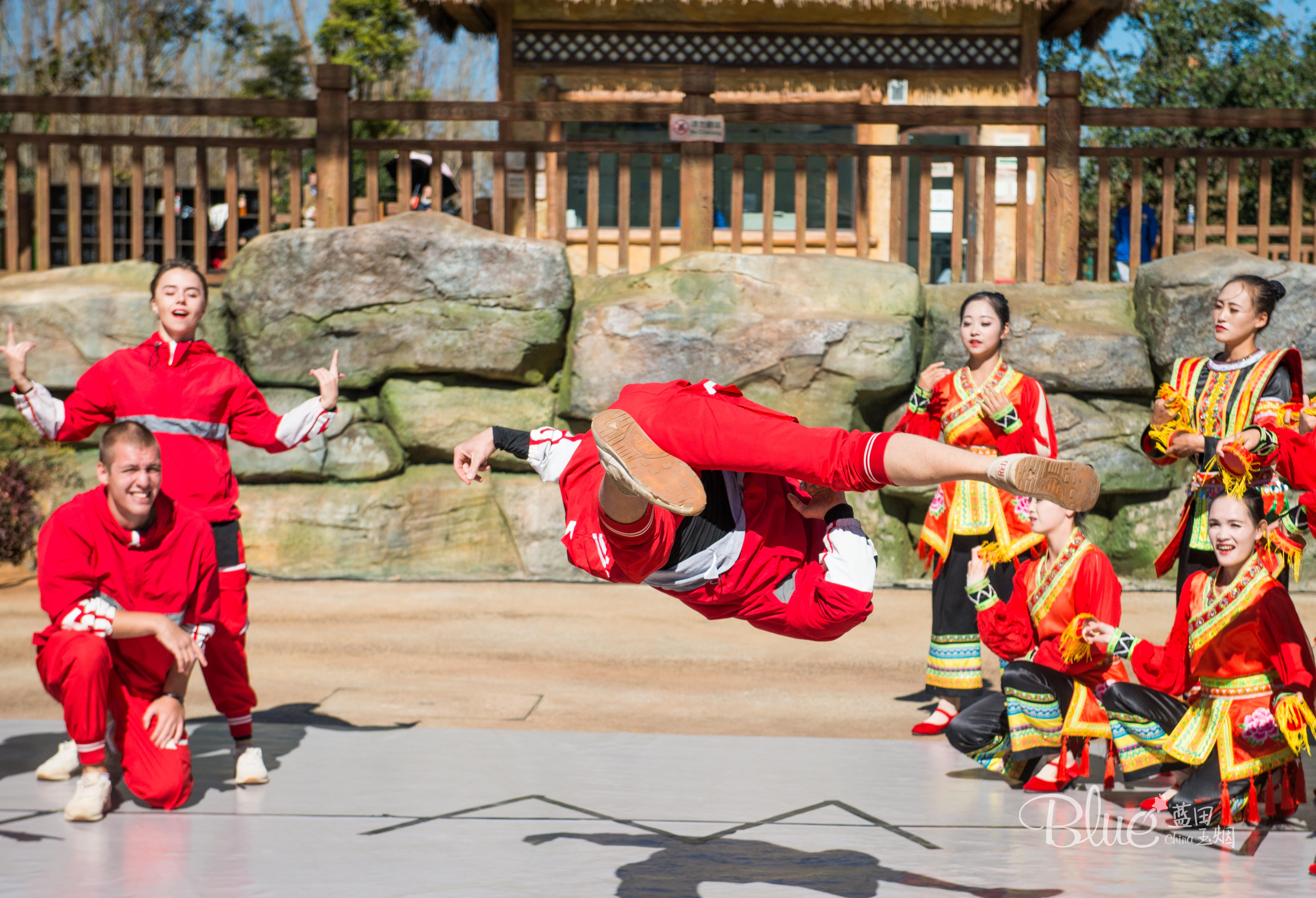 这个游乐园完全是男士们天堂，俄罗斯妹子的香吻和比心会收到手软