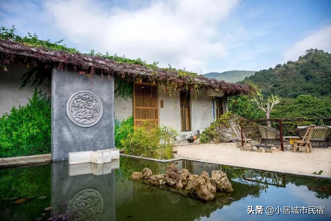 组队去火爆的玻璃屋民宿，星空下围炉火锅烧烤，唱k麻将，放烟花