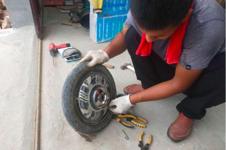 电动车爆胎最好处理方法,电动车爆胎了怎么自救