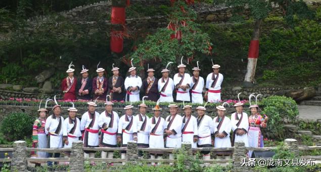 白马民族服装,白衣人服饰