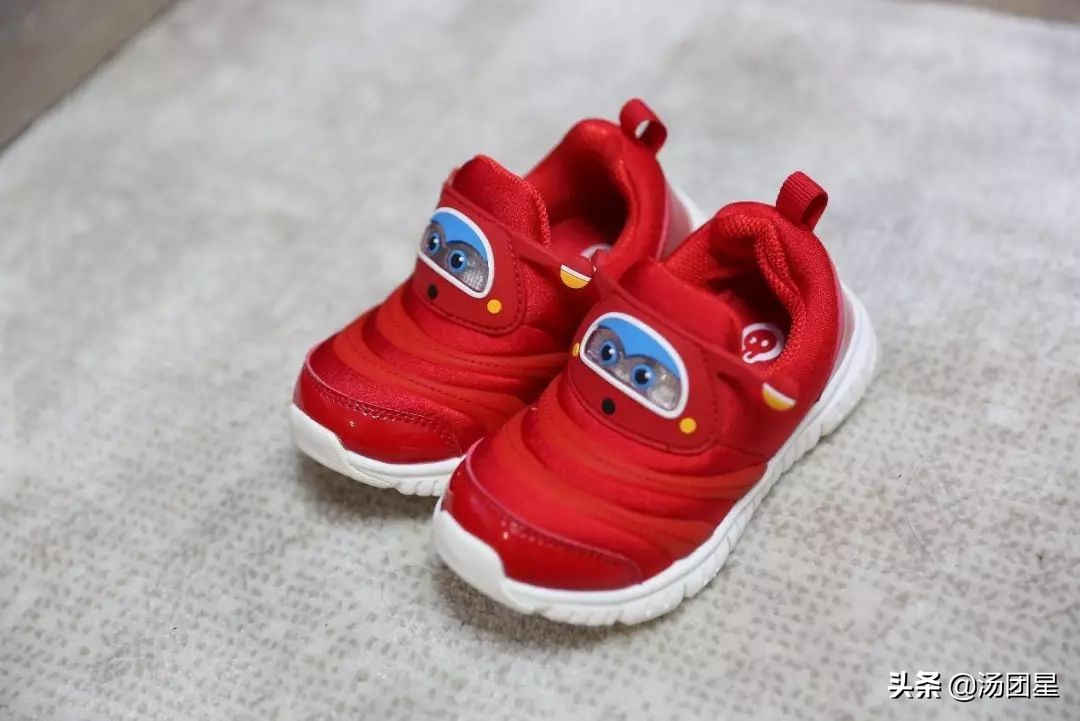 小朋友穿小黄鸭鞋子,小朋友穿小鞋