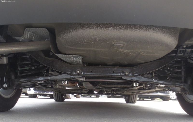 福克斯两厢2.0自动豪华运动,运动款福克斯与普通版的区别