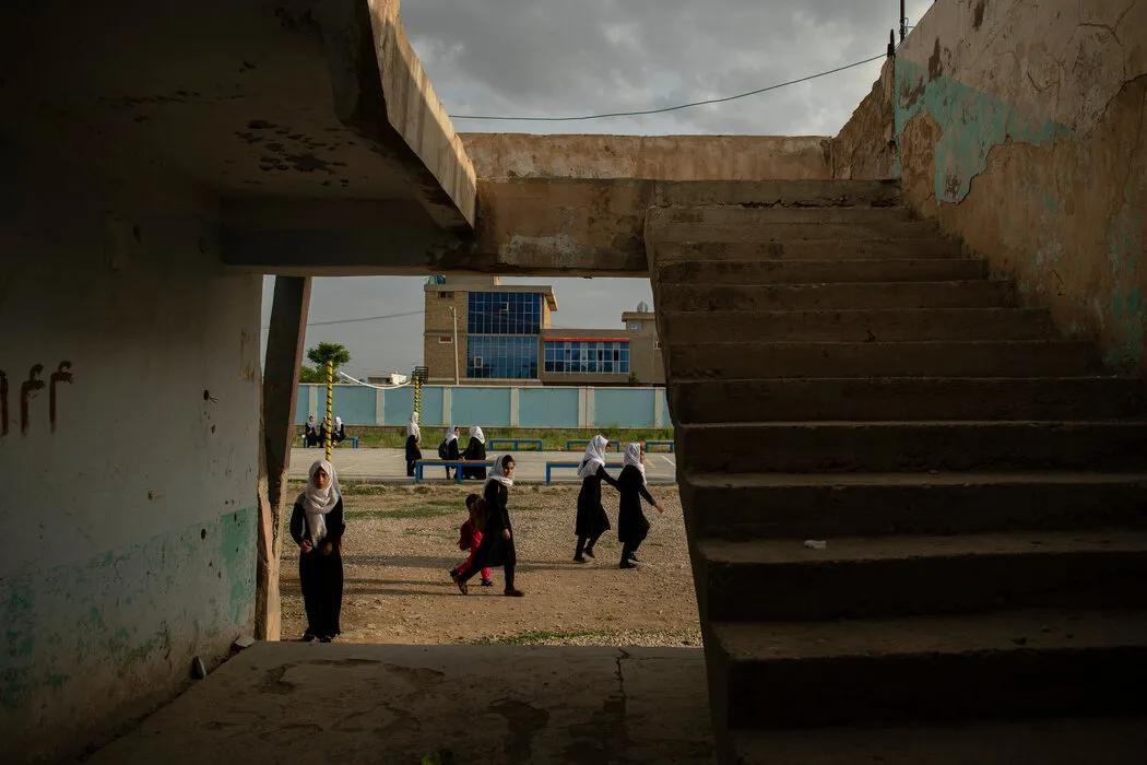 逃离德黑兰的阿富汗女人,逃离阿富汗小女孩