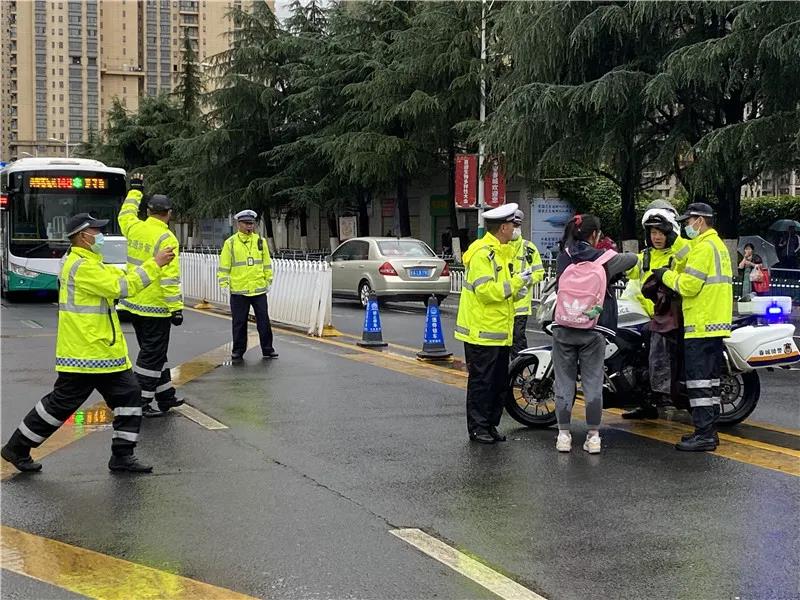 4.5万学子雨中赶考暖心镜头再现→