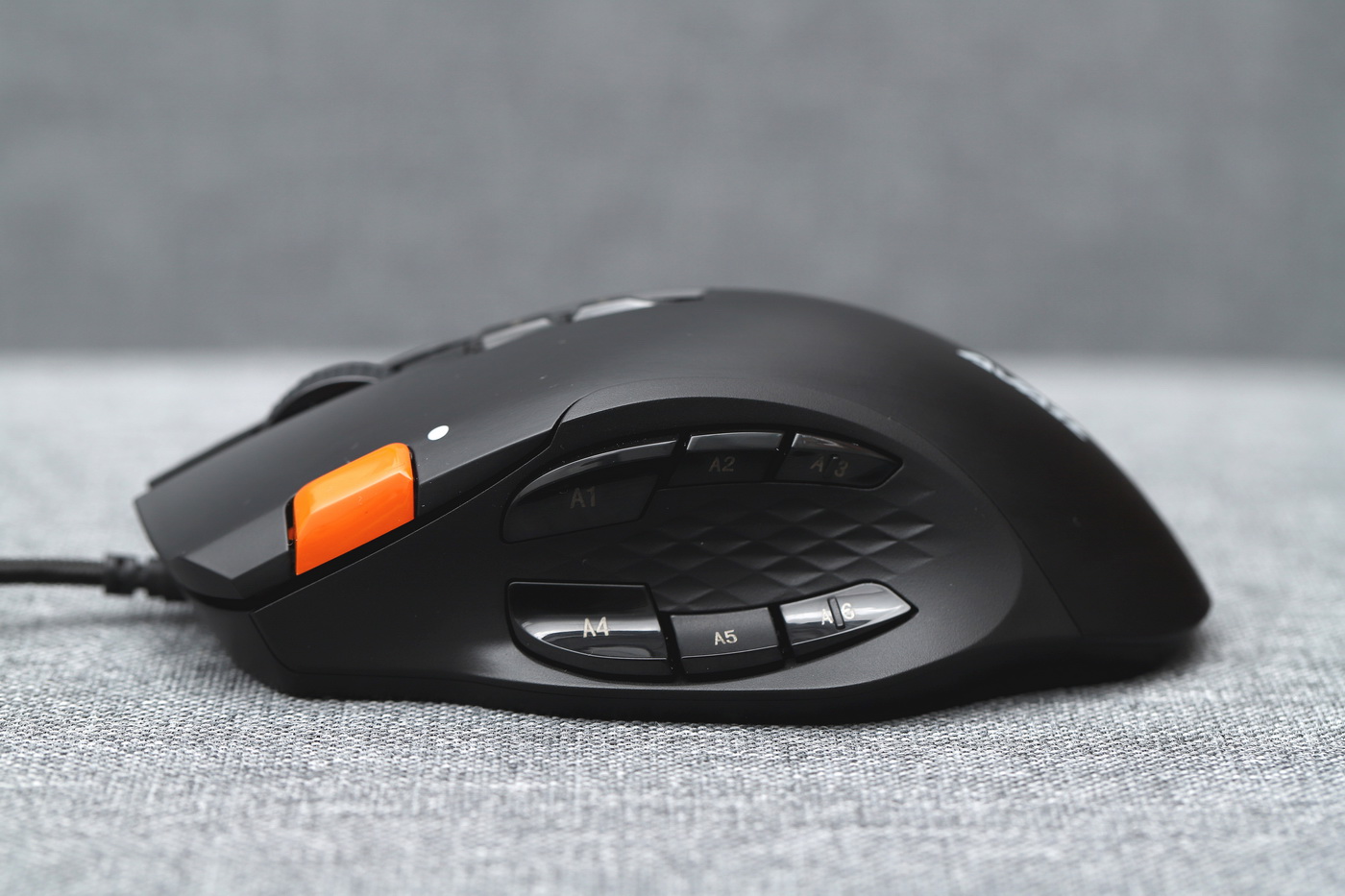 硬核工艺65g不打孔轻量化游戏鼠标,测评吃鸡单手键盘鼠标推荐